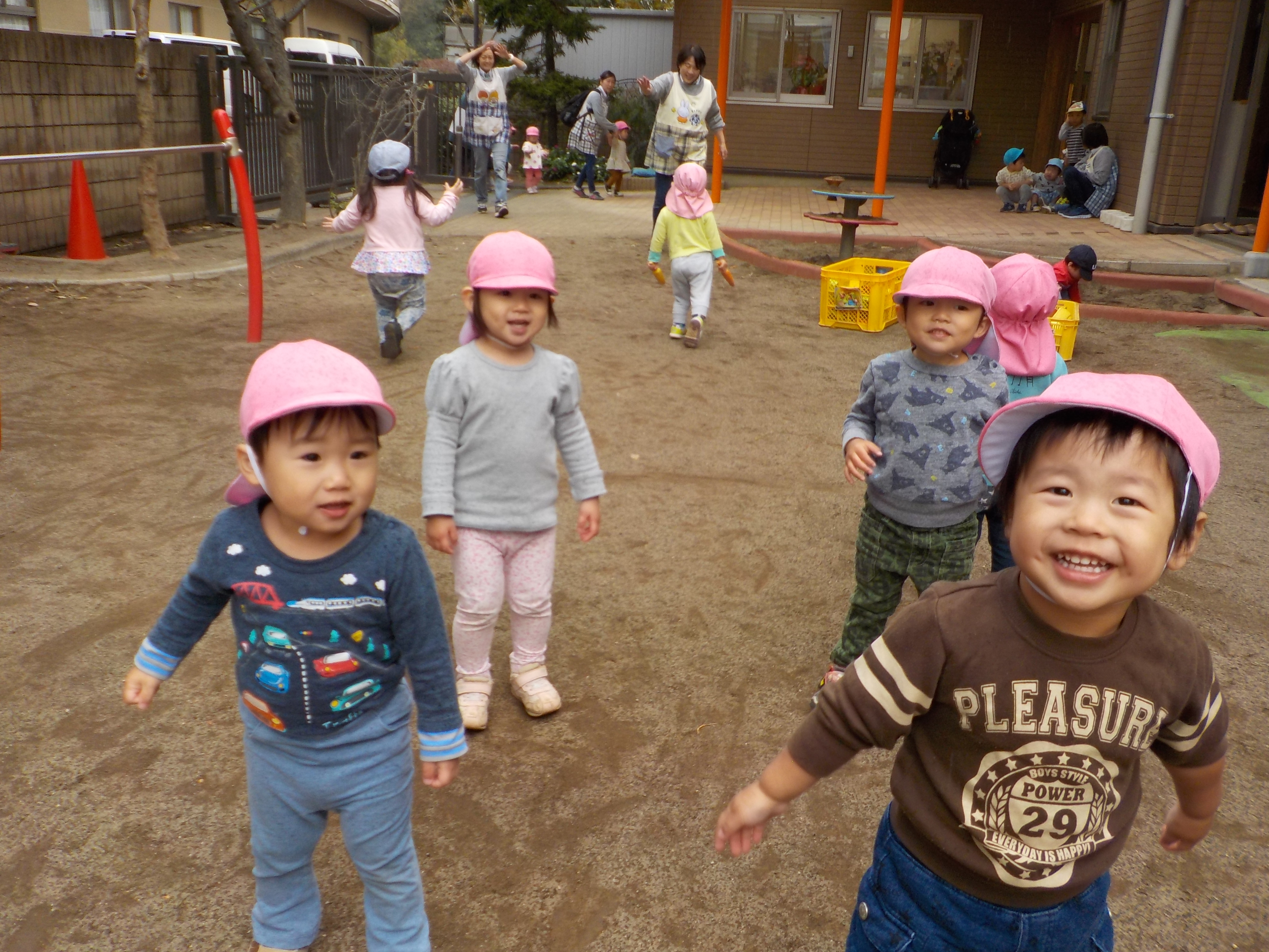 はな(1歳児)＊園庭遊び