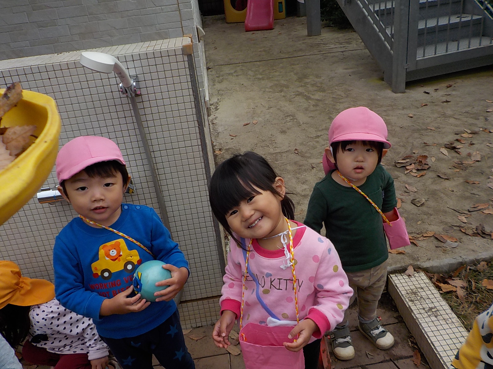 はな(1歳児)＊園庭遊び