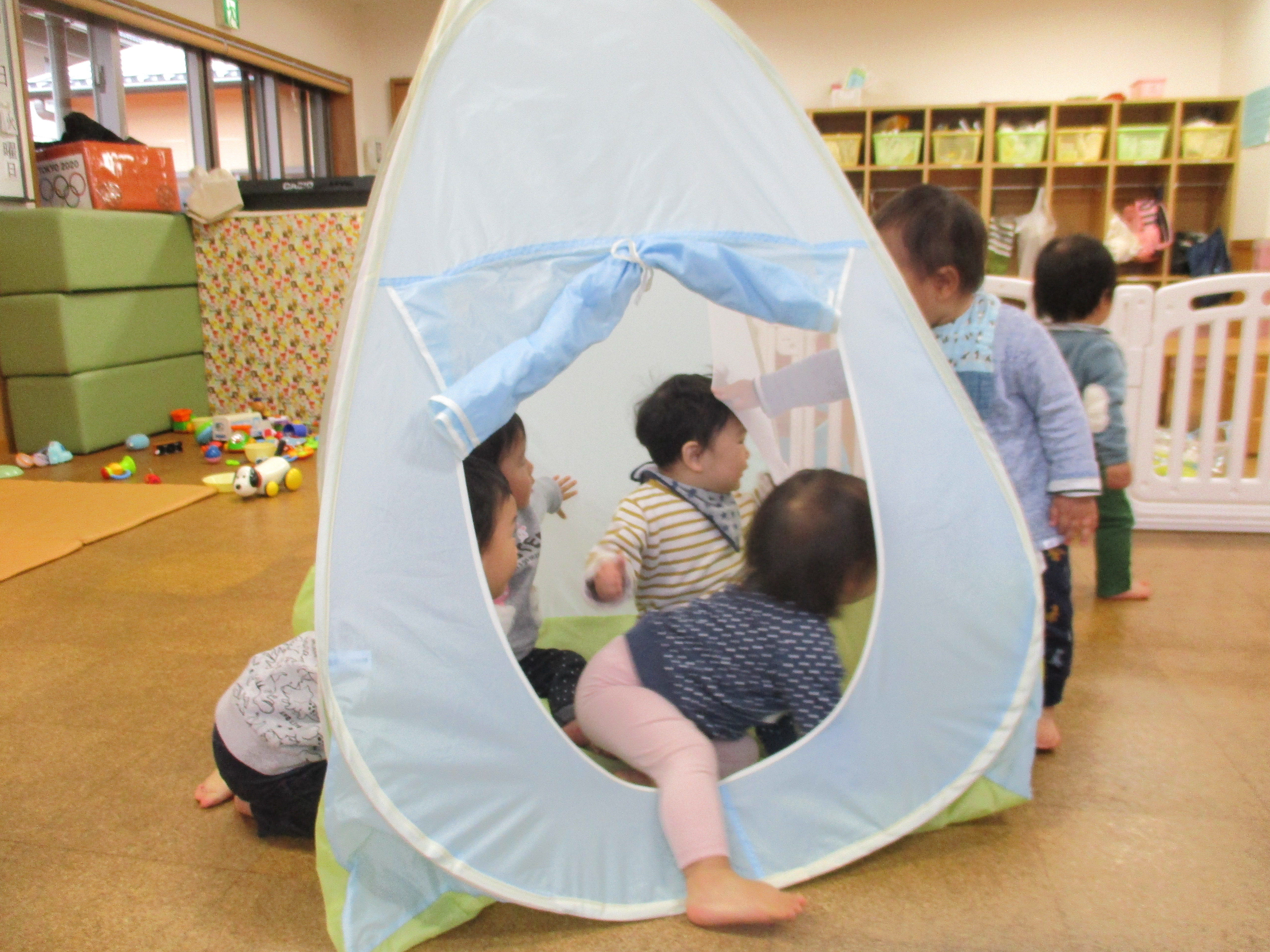 つぼみ組(0歳児）お部屋でボール遊び