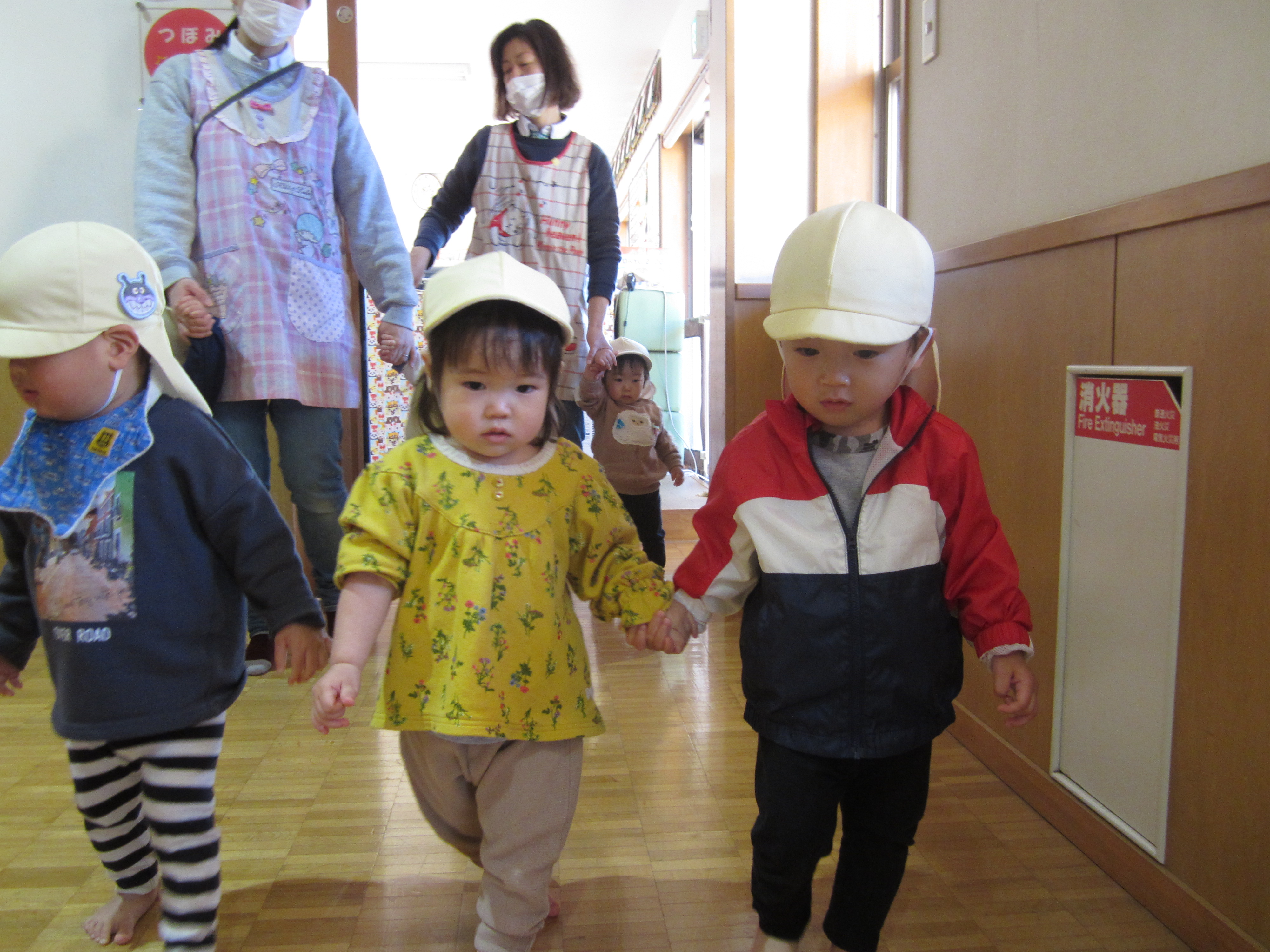 つぼみ組(0歳）園庭遊び