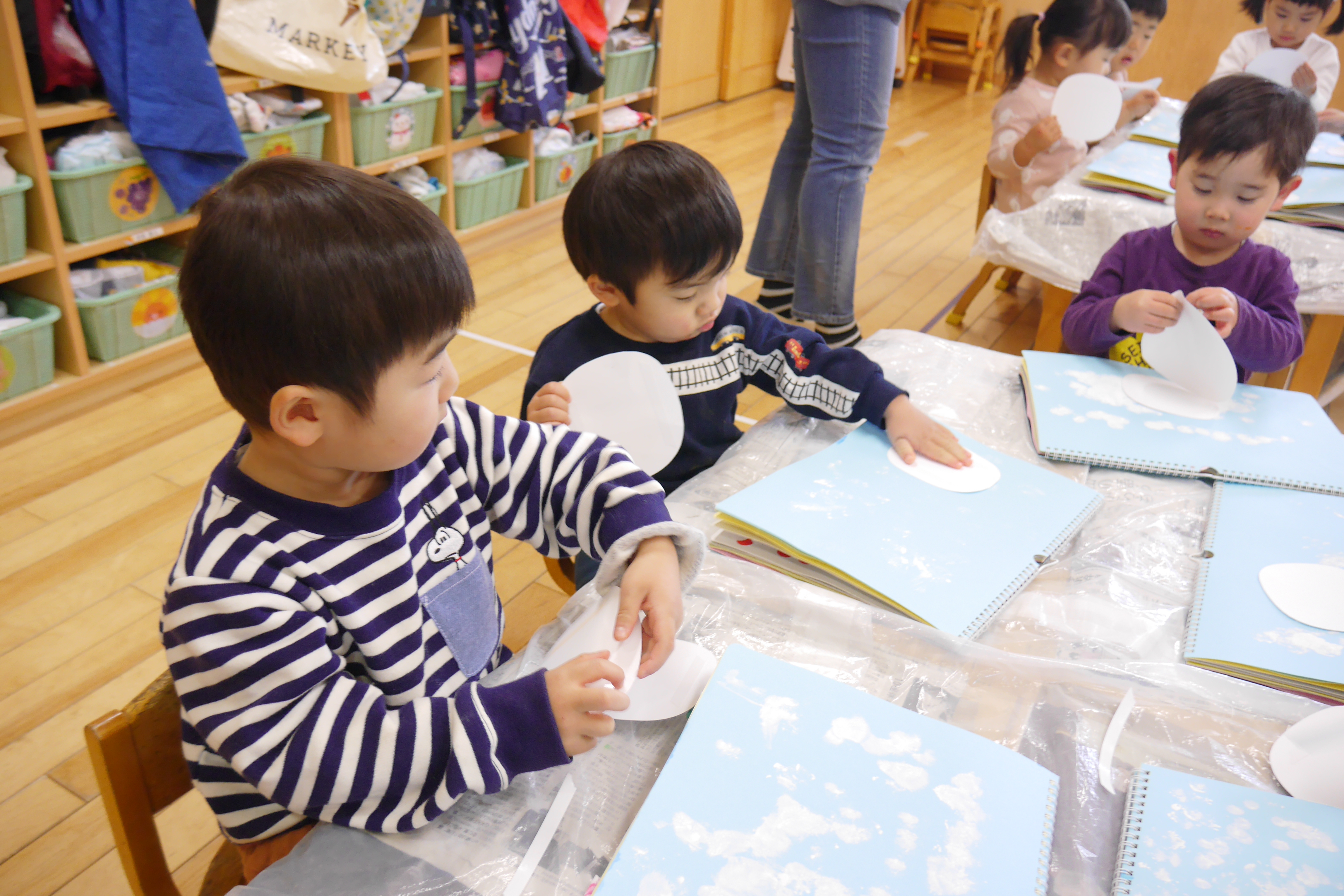 ちょうちょ組(2歳児)☆ゆきだるまつくろう