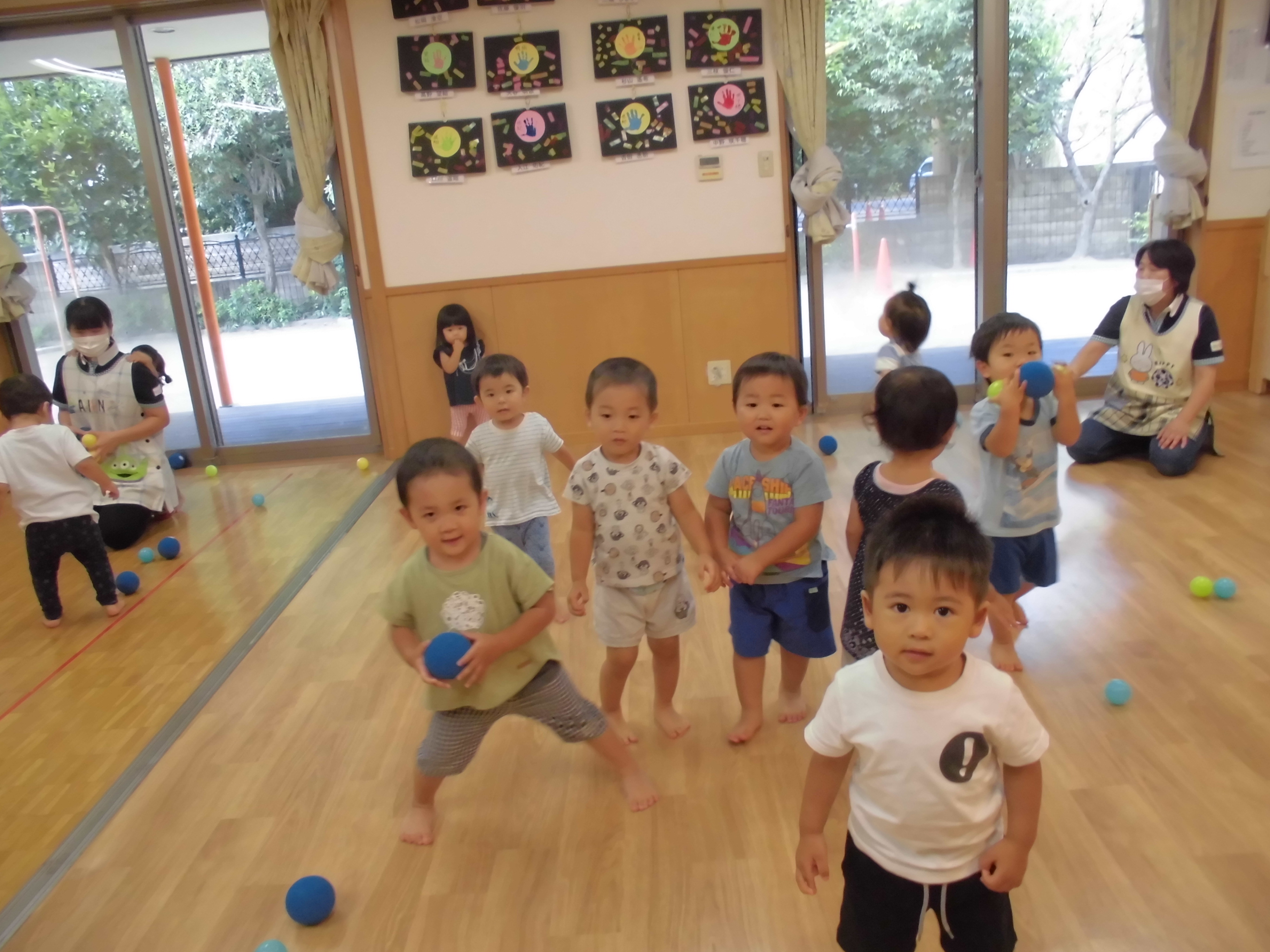 はな組(1歳児)✩ボール遊び