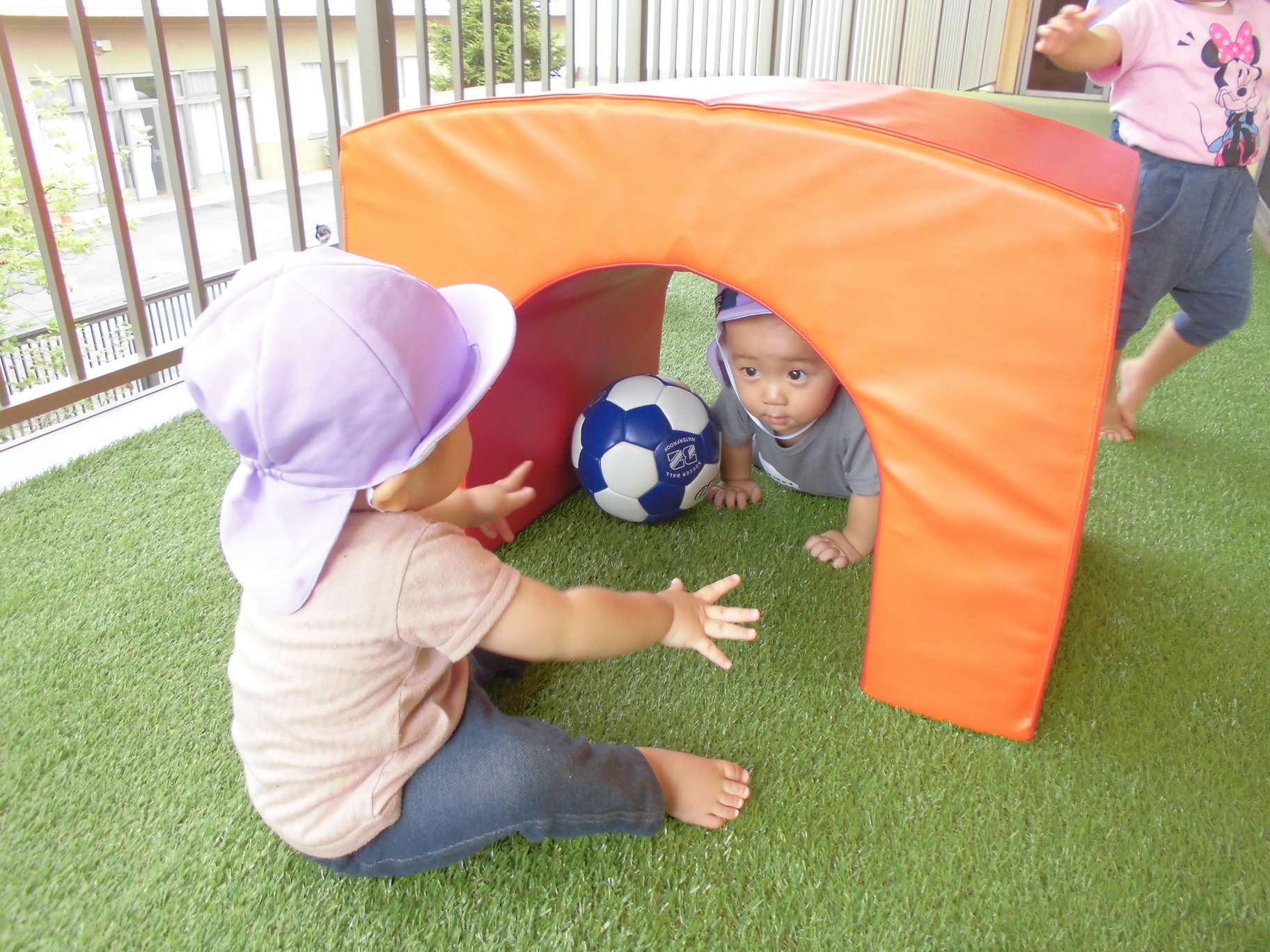 つぼみ組(0歳児)★テラス遊び