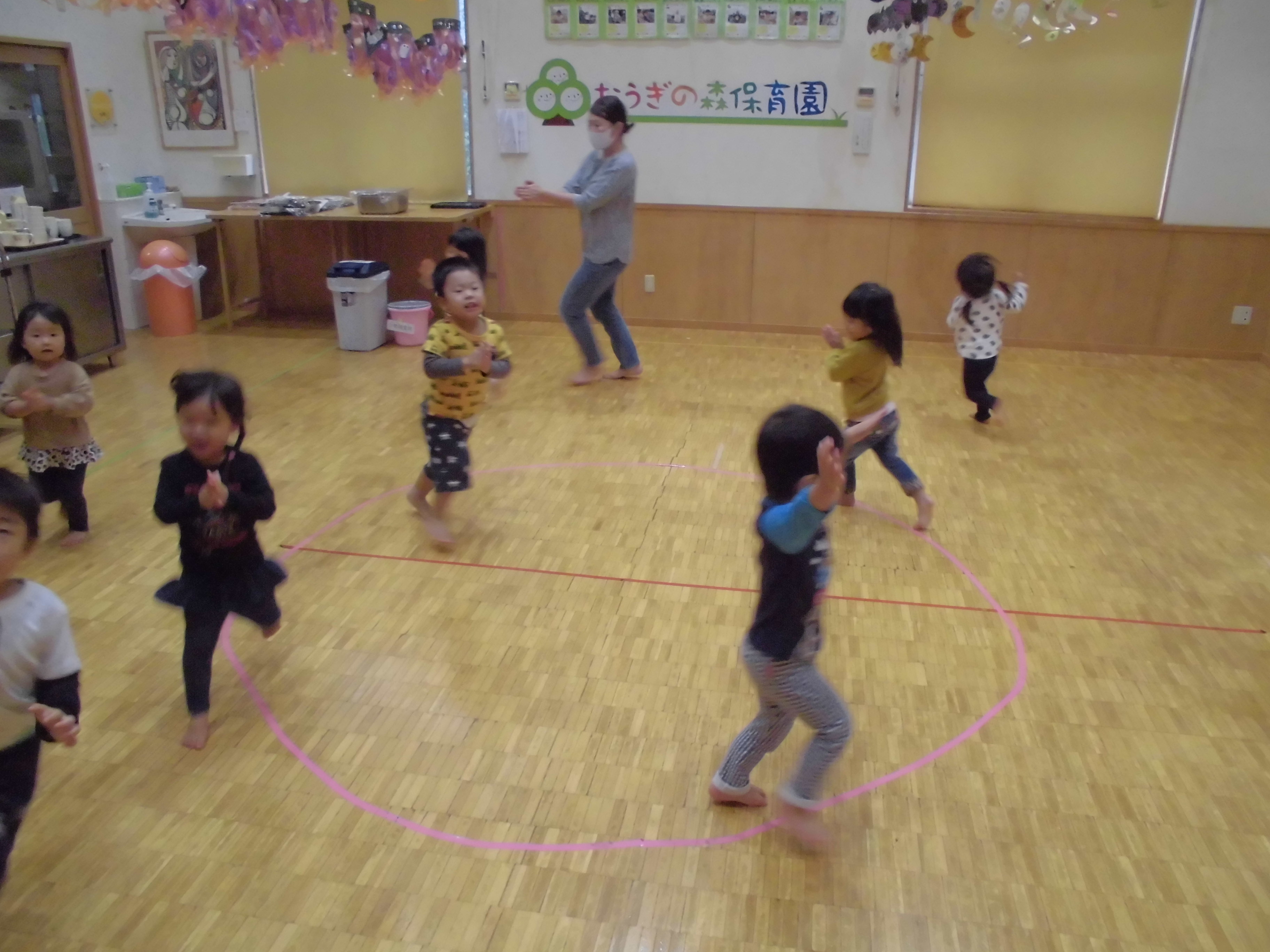 ちょうちょ組(2歳児）　室内遊び