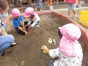 ちょうちょ組(２歳児)★園庭遊び