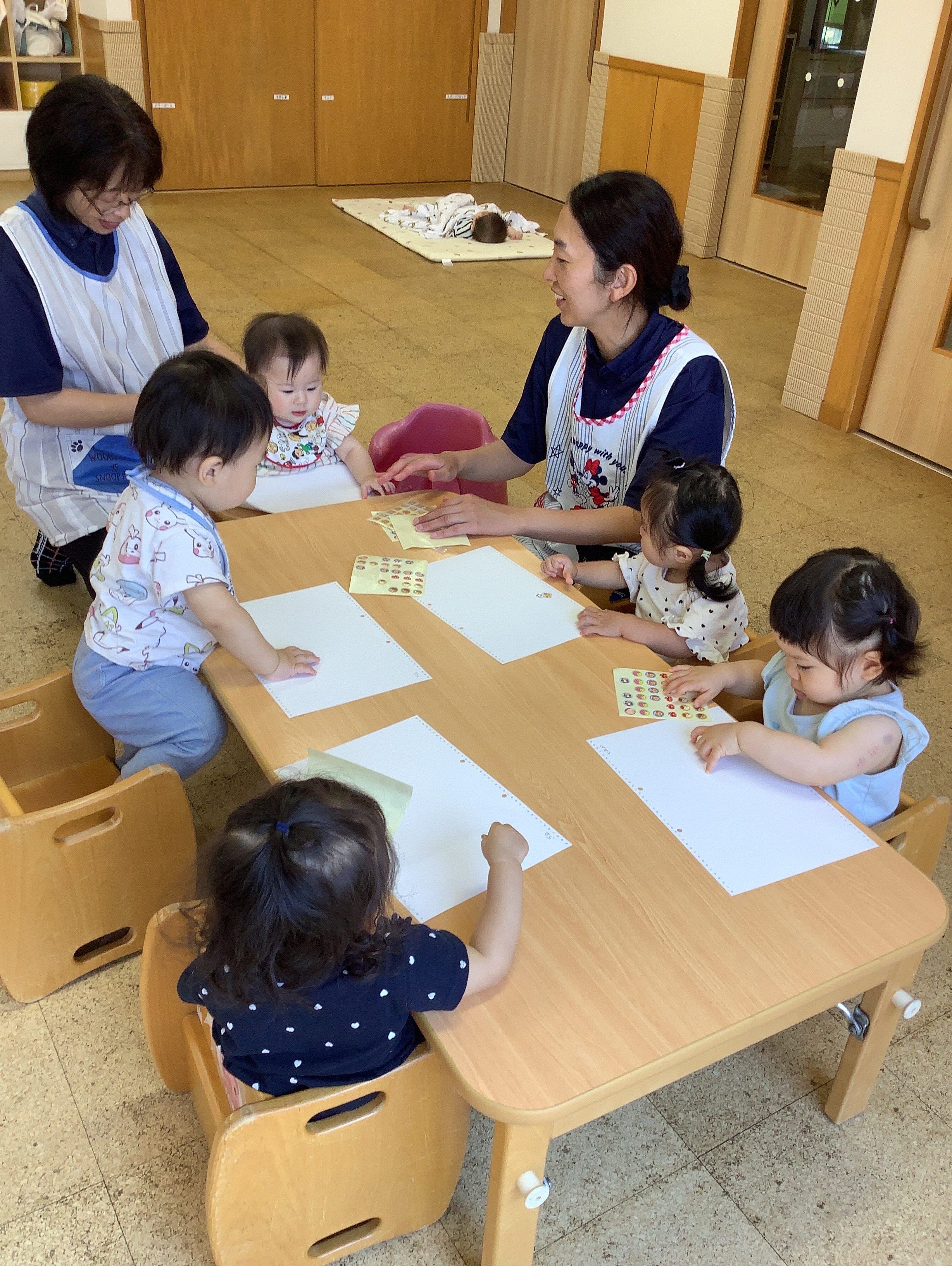 つぼみ組　シール遊び