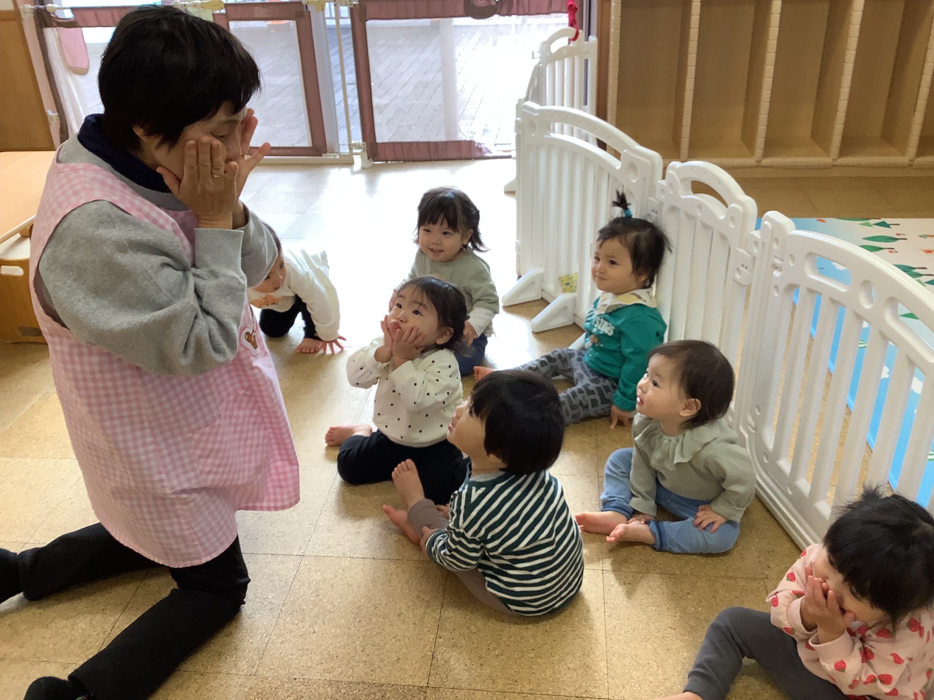 つぼみ組　朝の会と壁面制作　