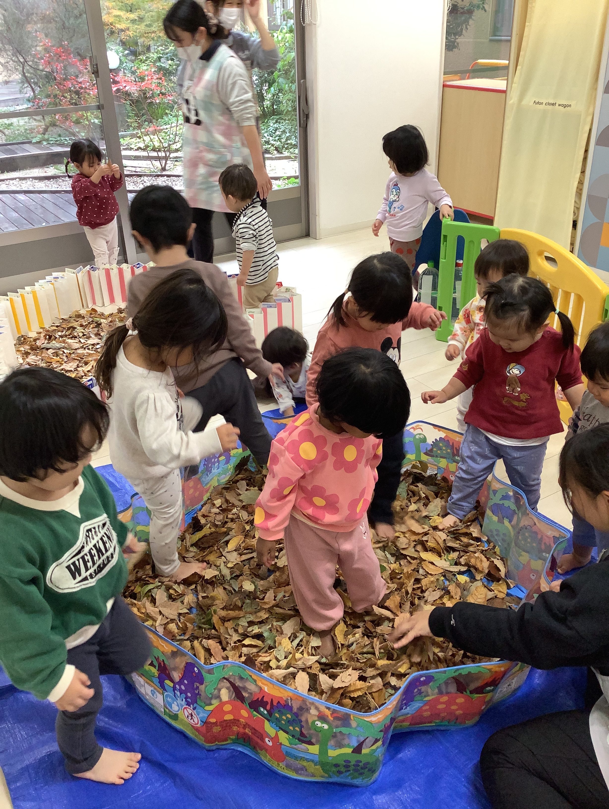 第二保育園☆落ち葉遊びの様子